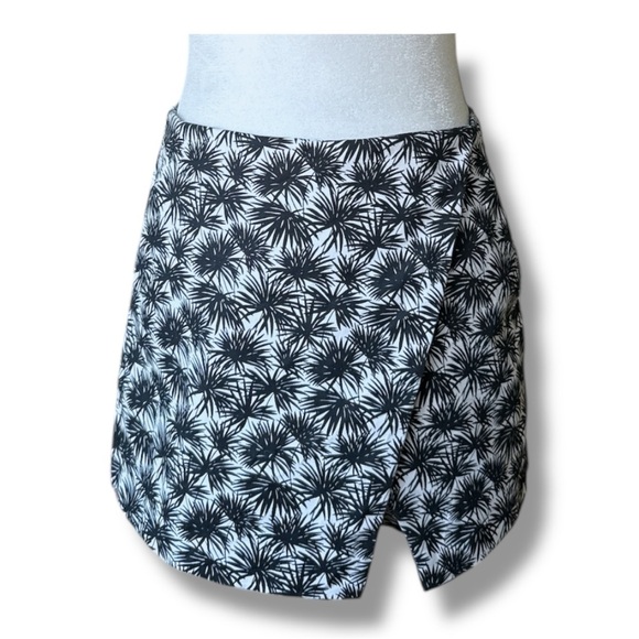 MICHAEL Michael Kors Black and White Print Golf Skirt Skort Shorts Stretch Knit - Picture 1 of 16